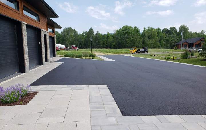 Travaux de goudronnage pour une allée Saint-Jean-sur-Richelieu