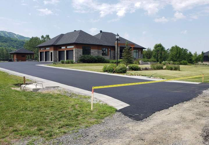 Goudronnage pour une allée Saint-Jean-sur-Richelieu
